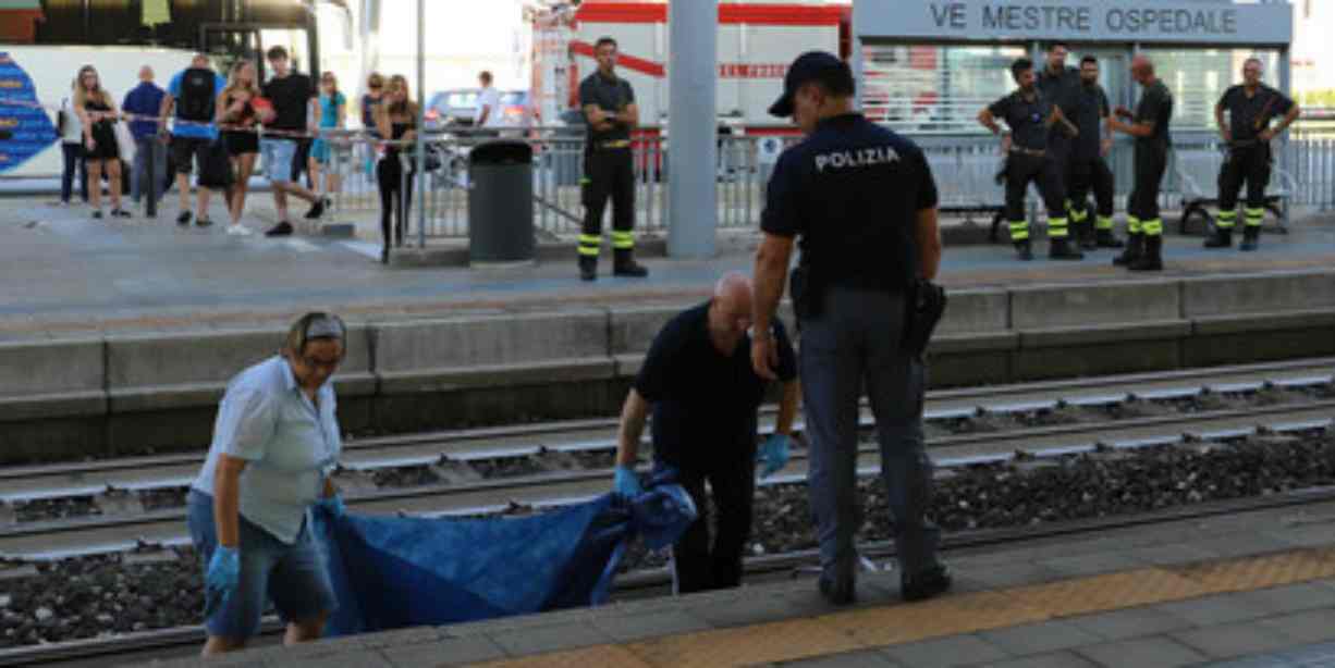 Ragazzo di 19 anni si butta sotto un treno