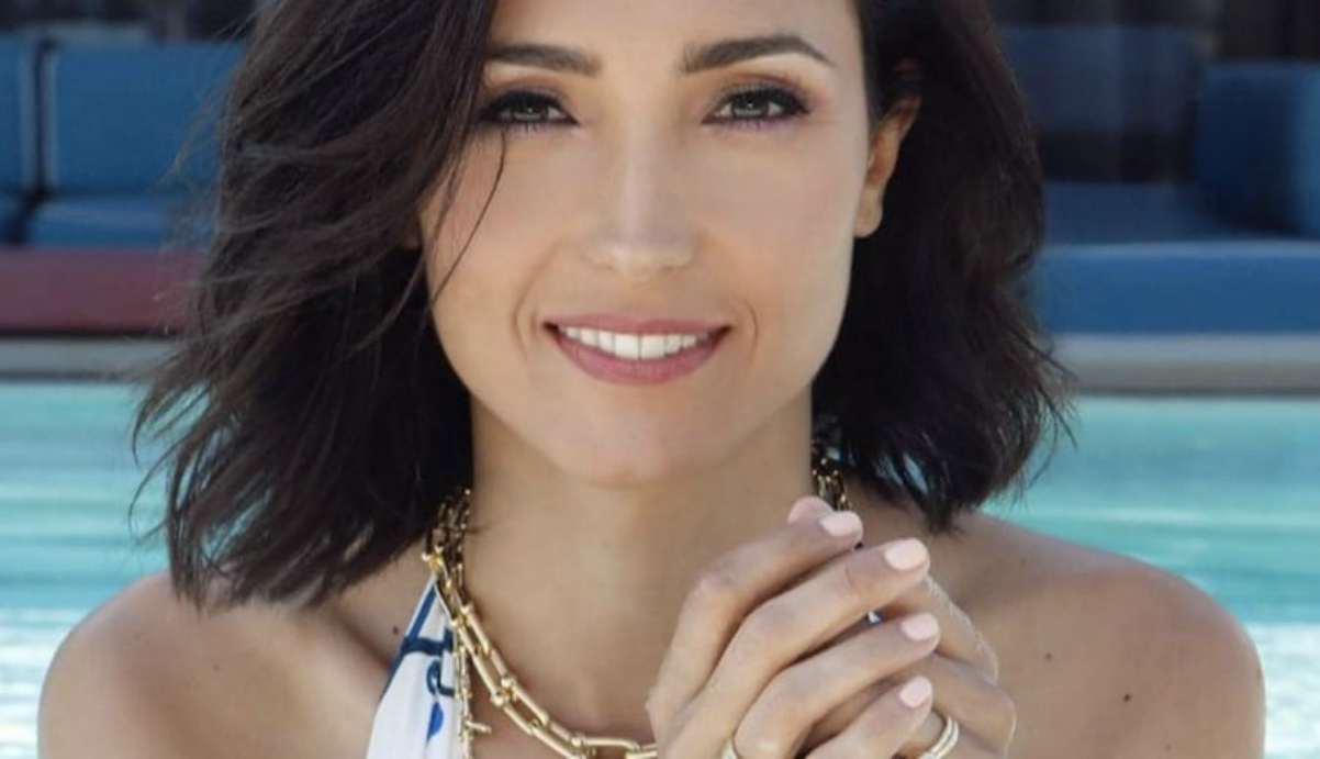 Caterina balivo bollente mostra il seno