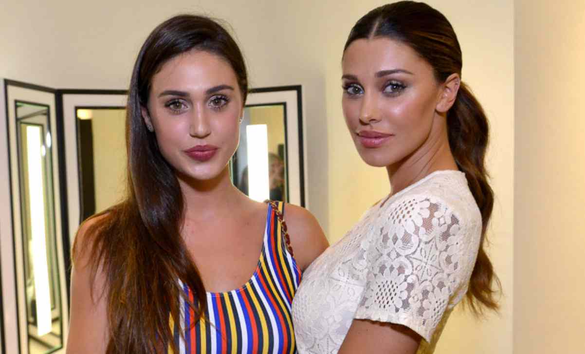 cecilia e belen rodriguez bacio sulle labbra, saffico, lesbo