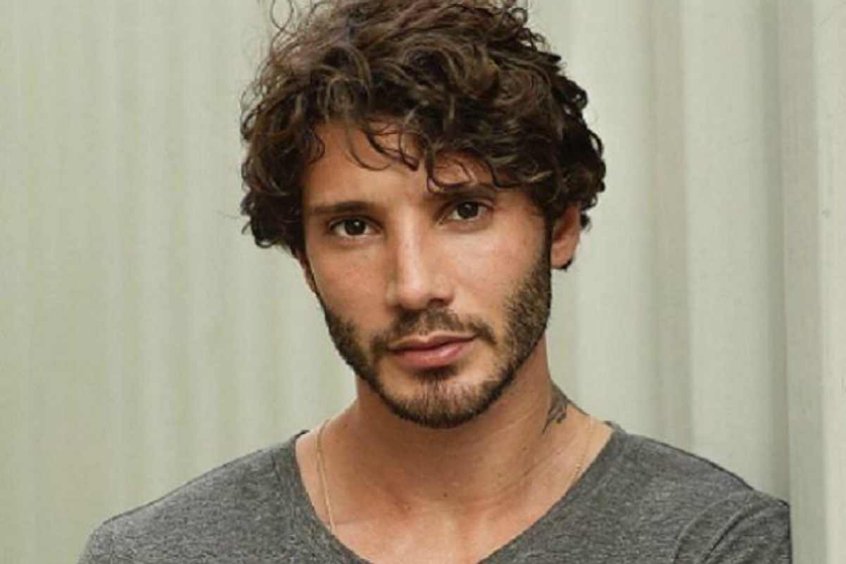 Stefano De martino, il sedere del conduttore fa impazzire i fan