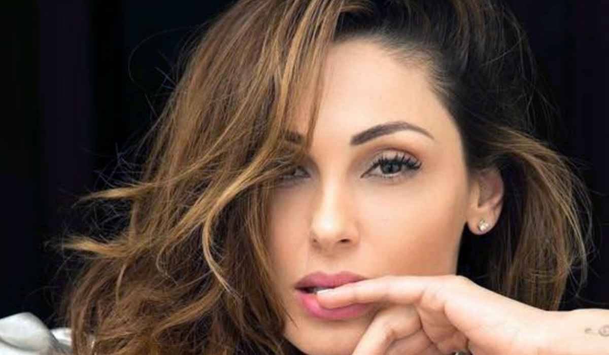 Anna Tatangelo seno, costume fa vedere tutto