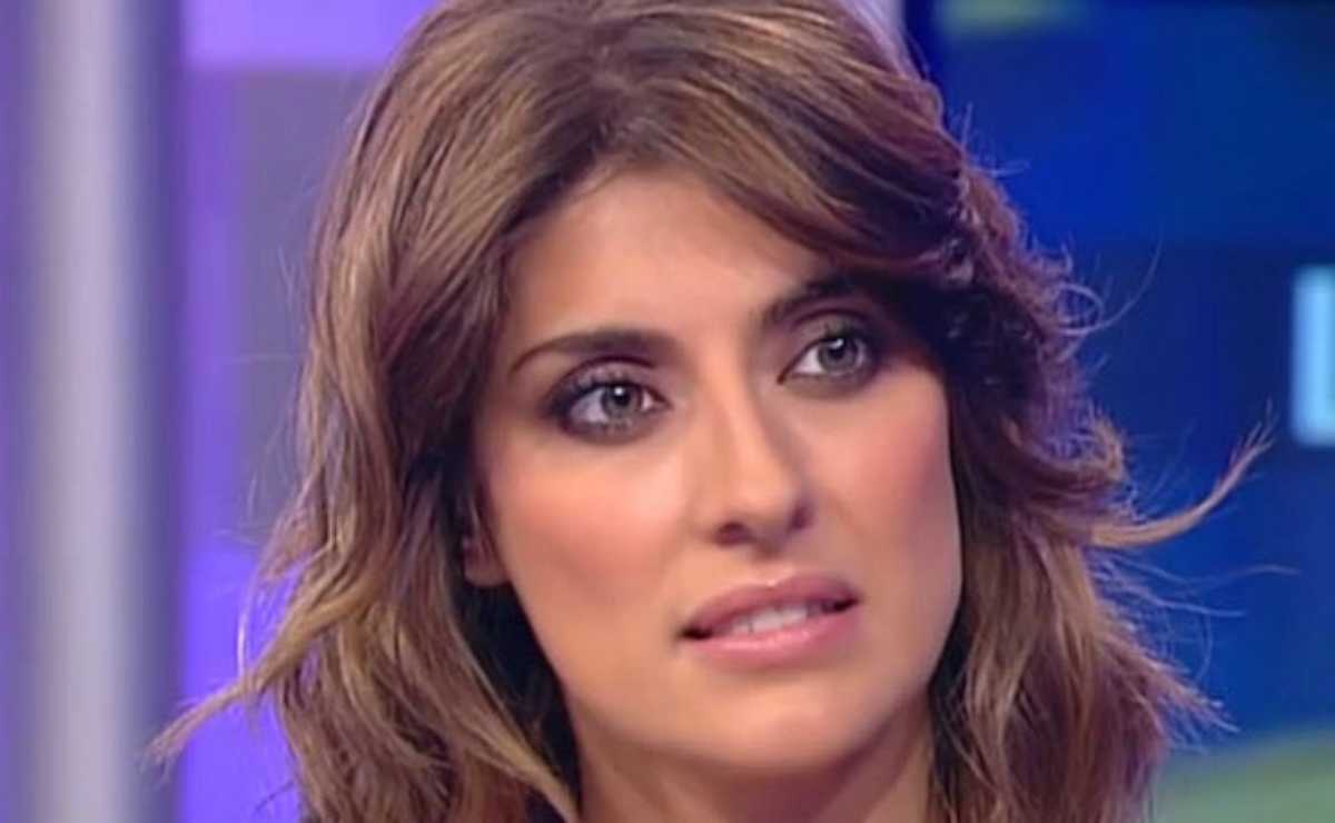 elisa isoardi spia il cellulare di salvini