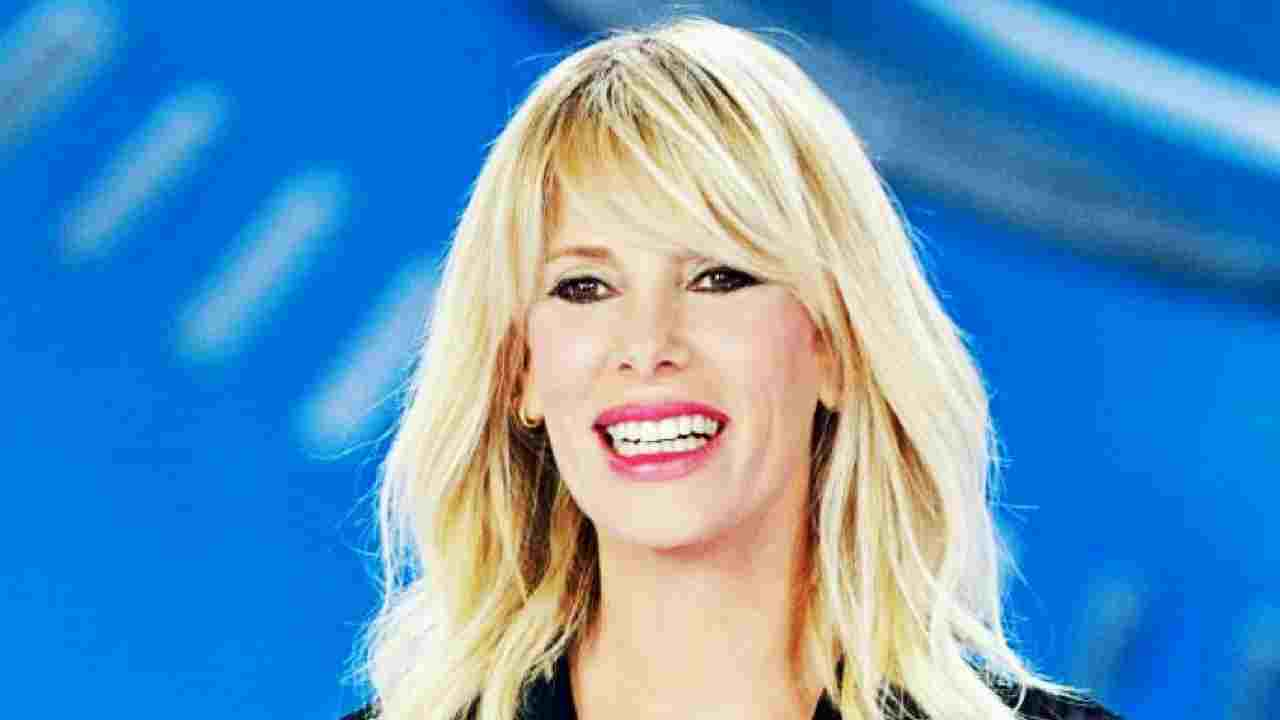 Alessia Marcuzzi mostra il pancino e ironizza con i fan