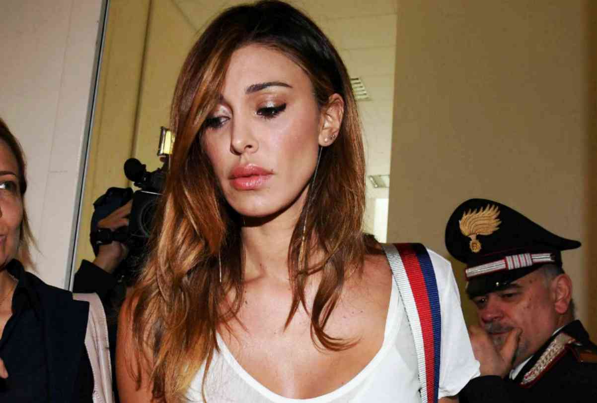 Belen Rodriguez beccata a fumare in un luogo pubblico