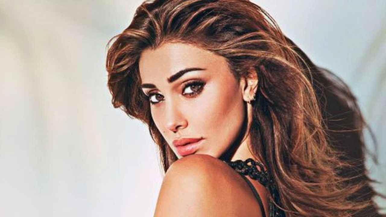 Belen Rodriguez senza veli, nuda maldive sabbia