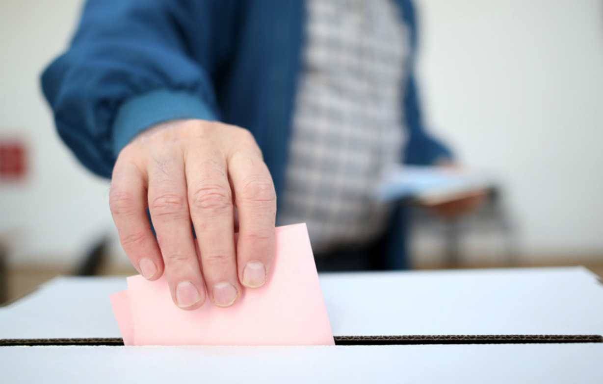 Elezioni, entusiasmo per il voto ai 16enni. Monti &quot;E' solo un contentino&quot;