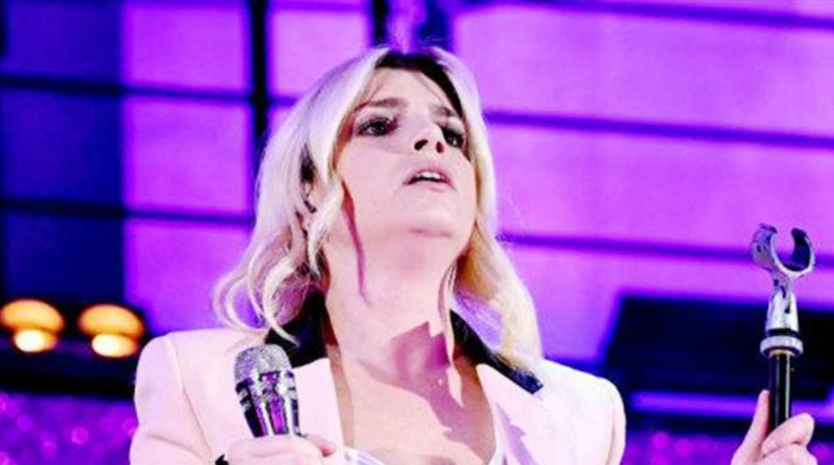 Emma Marrone crolla in lacrime sul palco