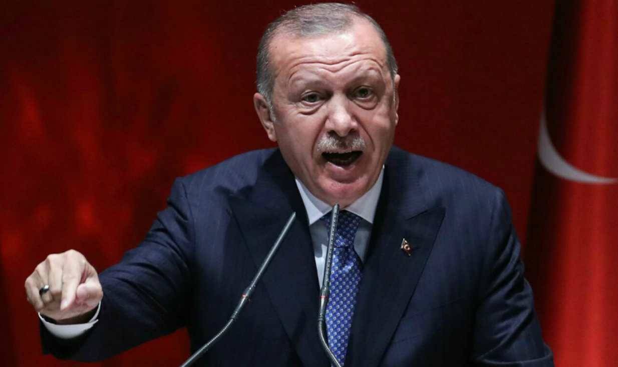 Siria, Trump firma l'ordine esecutivo per le sanzioni. Erdogan: "Finiremo quello che abbiamo iniziato"