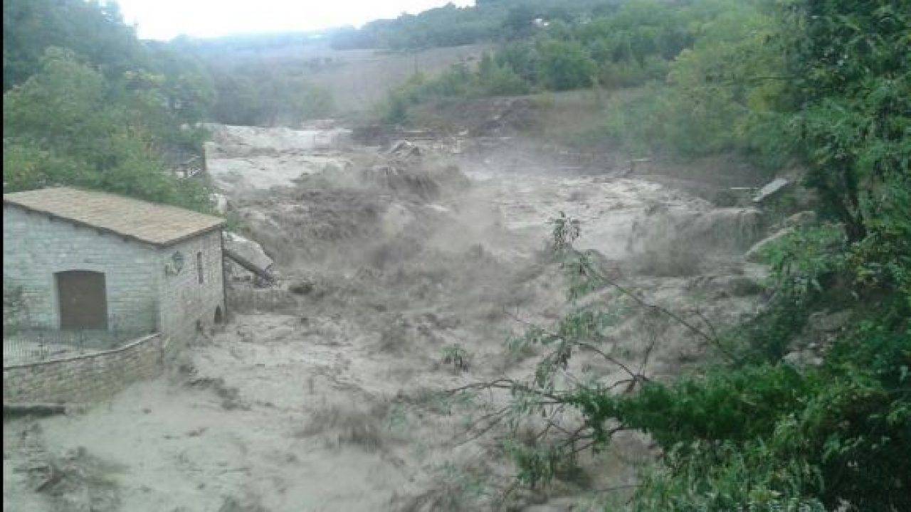 Maltempo, Italia in ginocchio e allerta rossa in Sicilia: si cerca un anziano disperso a Licata