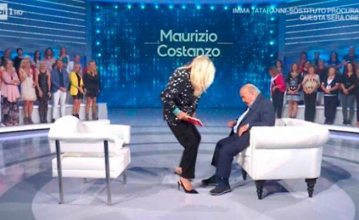 mara Venier pantalone bagnato in diretta a domenica in