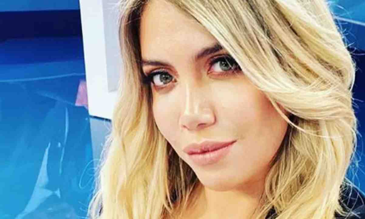 Wanda Nara, la giacca troppo aperta scopre il seno burroso