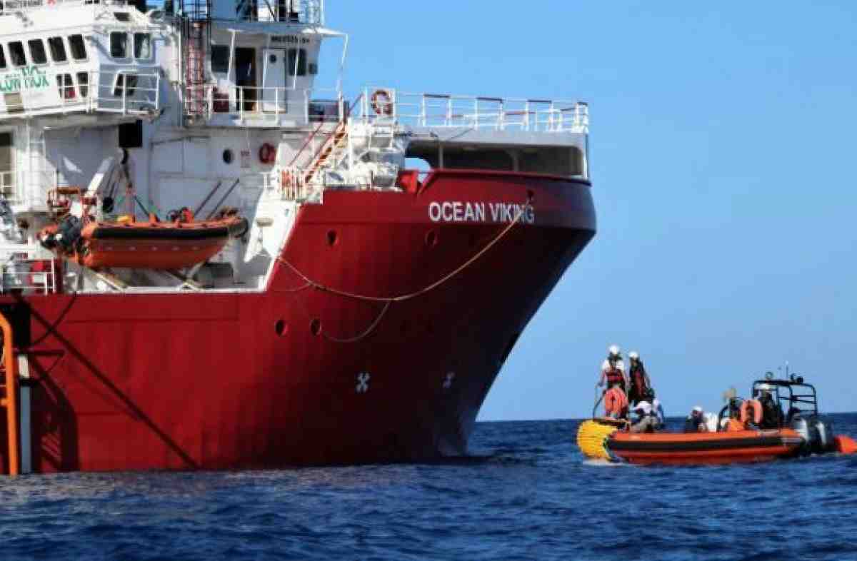 Migranti, Ocean Viking di nuovo a lavoro: 94 persone salvate da un gommone in cerca di un porto sicuro