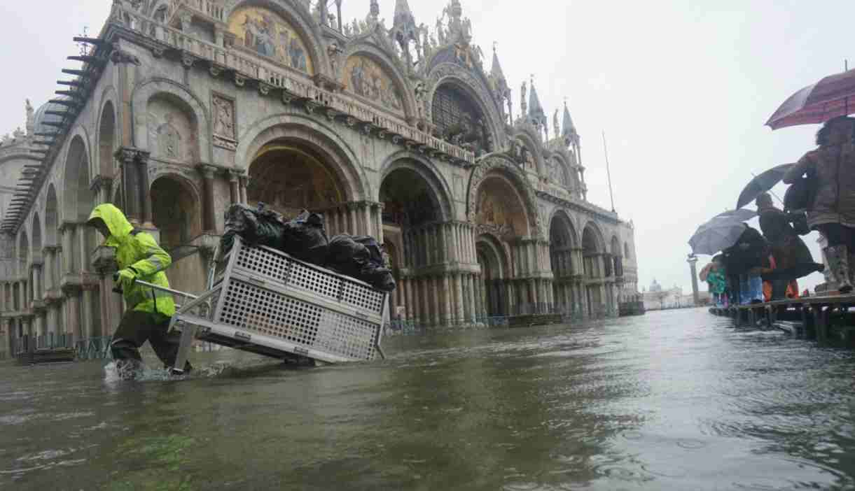 Venezia, Basilica di San Marco danneggiata dall'acqua alta 187 cm: anziano morto fulminato