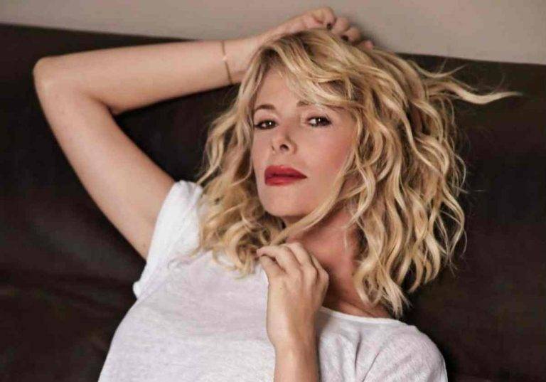 Alessia Marcuzzi lato B alto e sodo, lo scatto bollente sui social