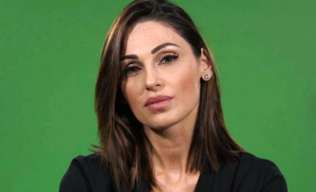 Anna Tatangelo fa impazzire il web con i suoi scatti durante gli allentamenti