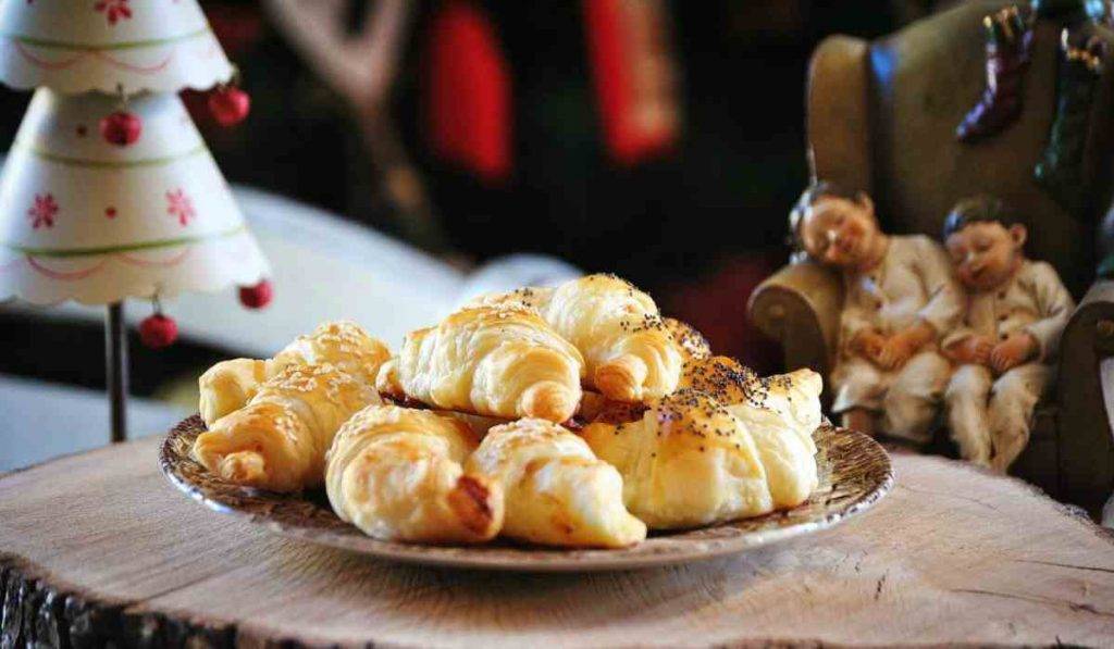 Antipasti Di Natale Prova Del Cuoco.Antipasto Di Natale Facile Facile I Cornetti Salati Con Prosciutto