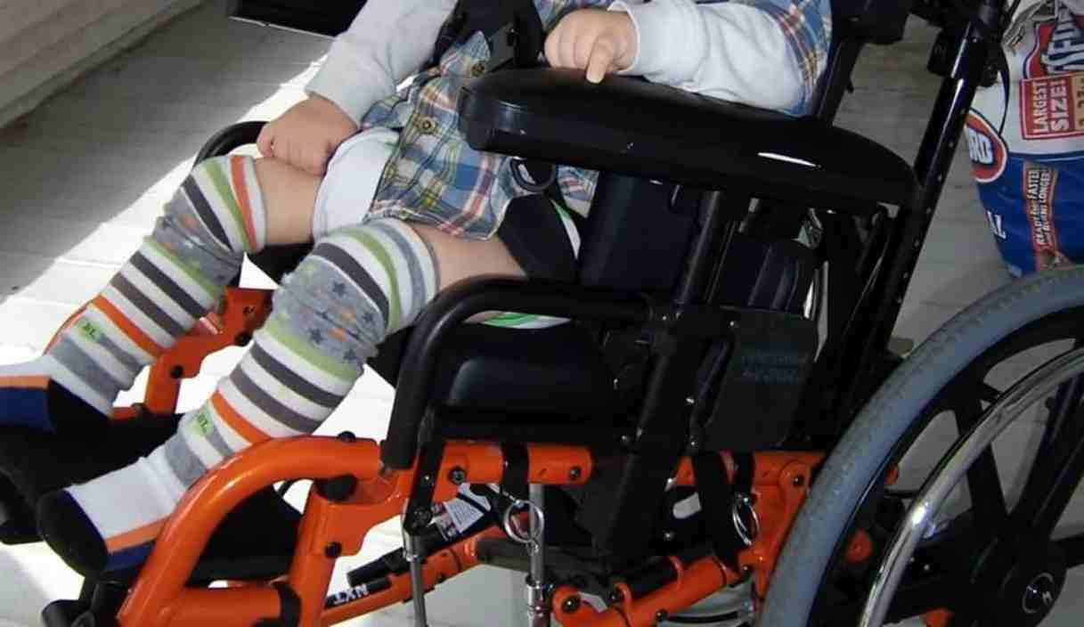 Madre tenta di ammazzare il figlio disabile: la badante lo salva dalla furia della donna