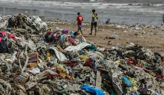 Sudafrica, le spiagge invase dalla plastica e dai rifiuti