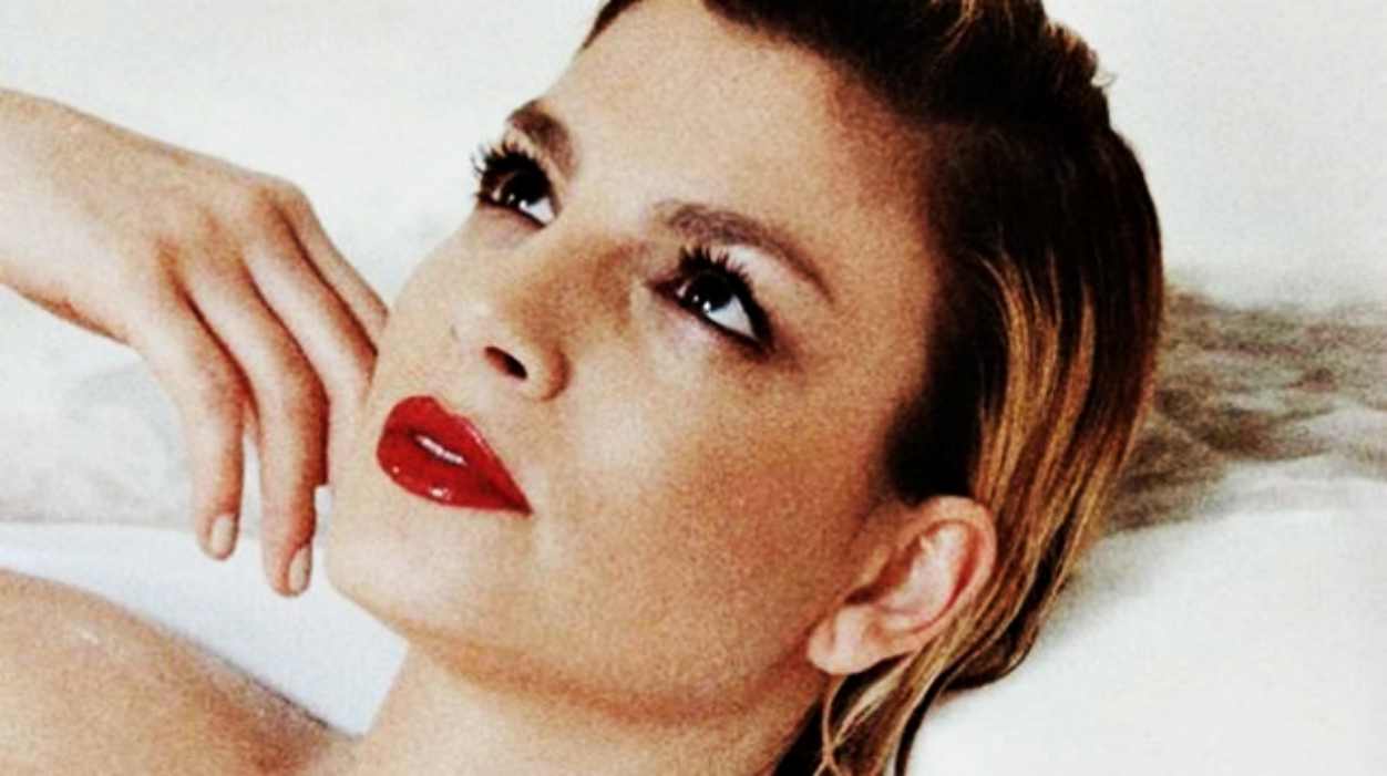 Emma Marrone, la foto con l'asciugamano in bagno scatena le fantasie