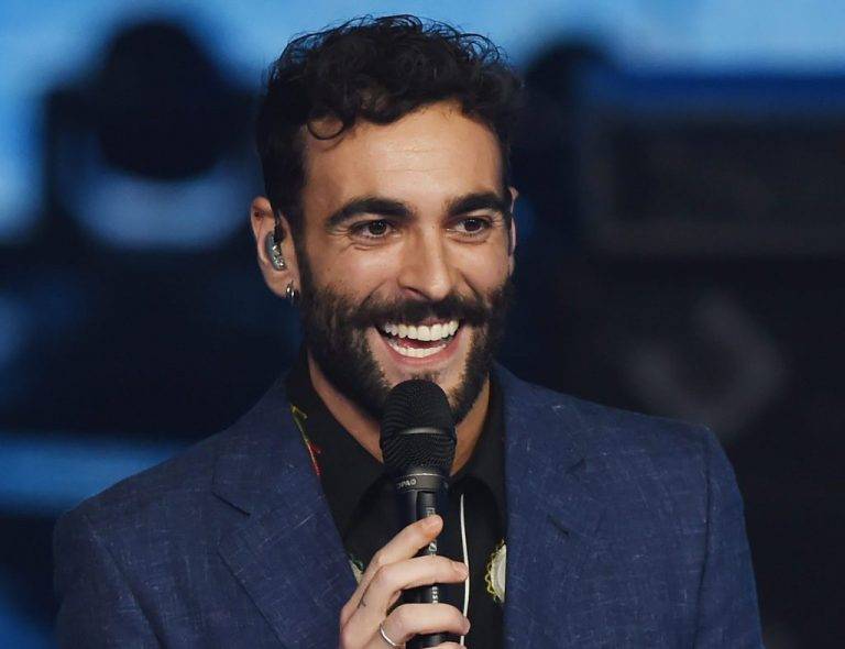 Marco Mengoni beccato al supermercato col fidanzato, ecco chi è Foto