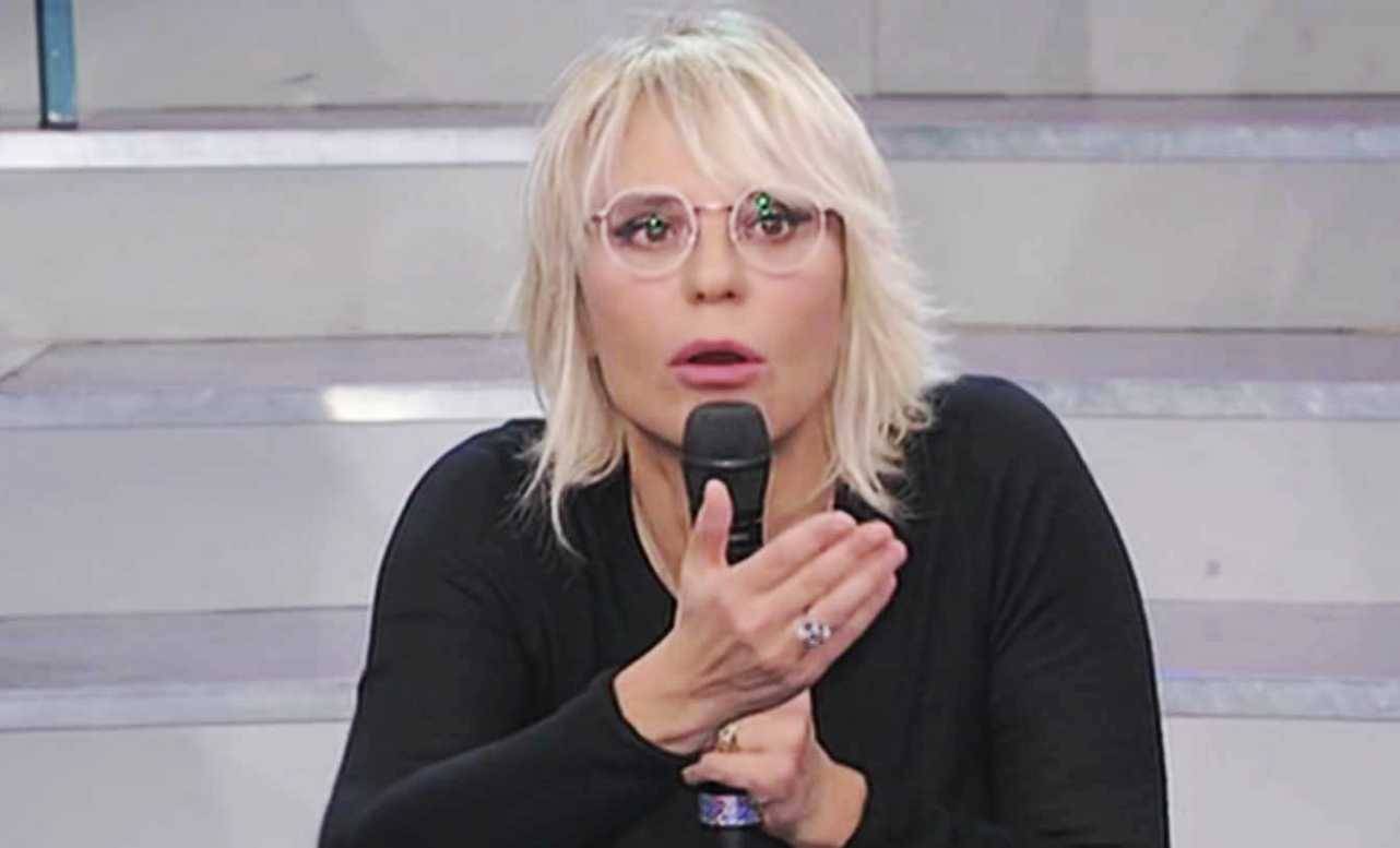 Maria De Filippi caccia un cavaliere dallo studio