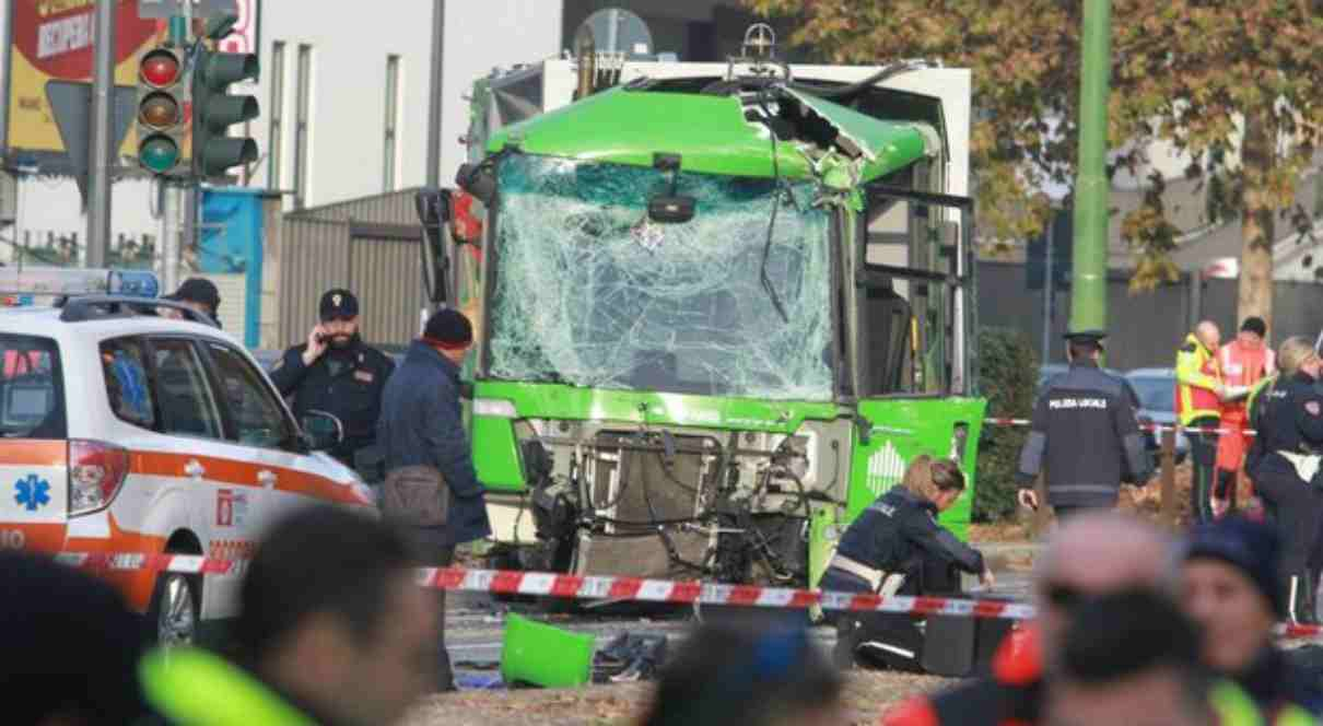 Scontro tra camion e bus