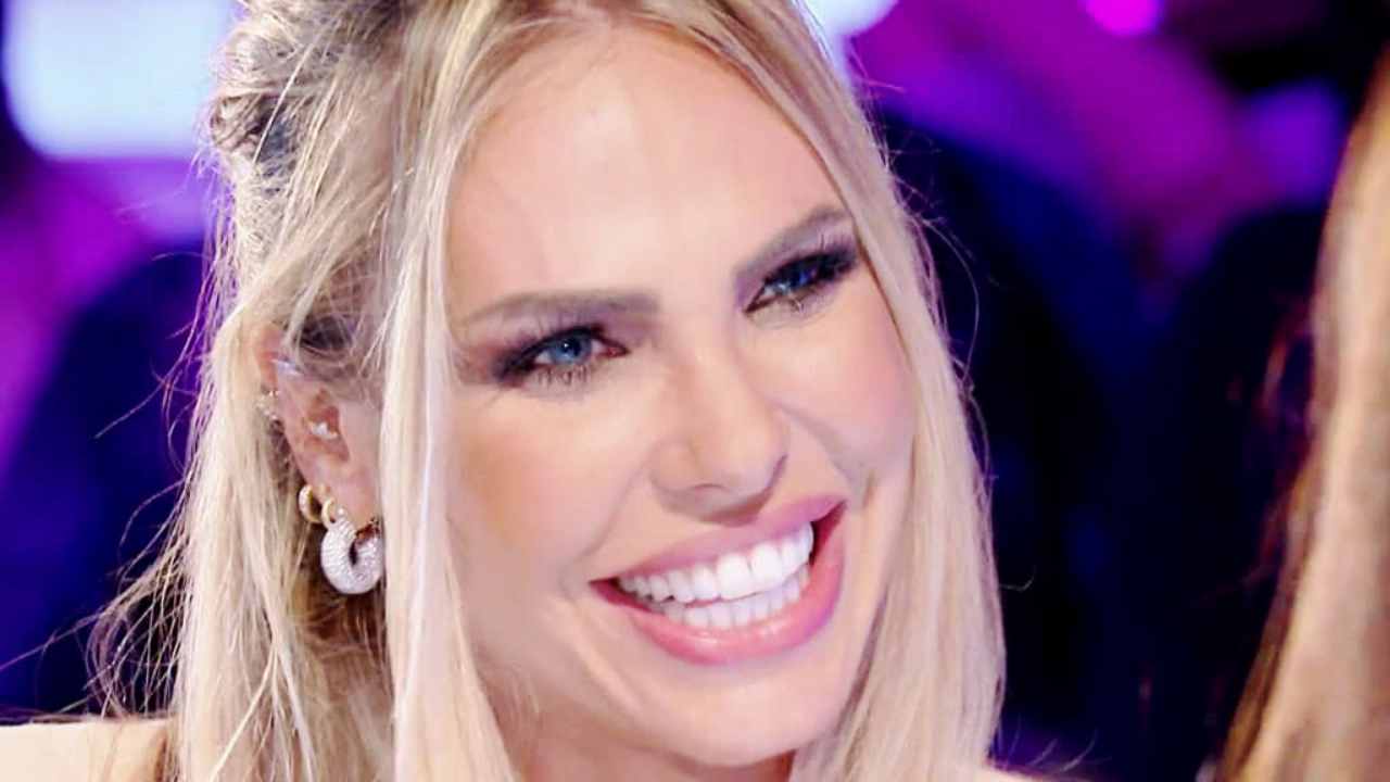 Ilary Blasi incidente in spiaggia