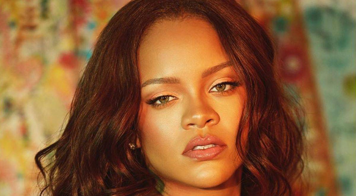 Rihanna bollente sui social, lo scatto che scatena il web