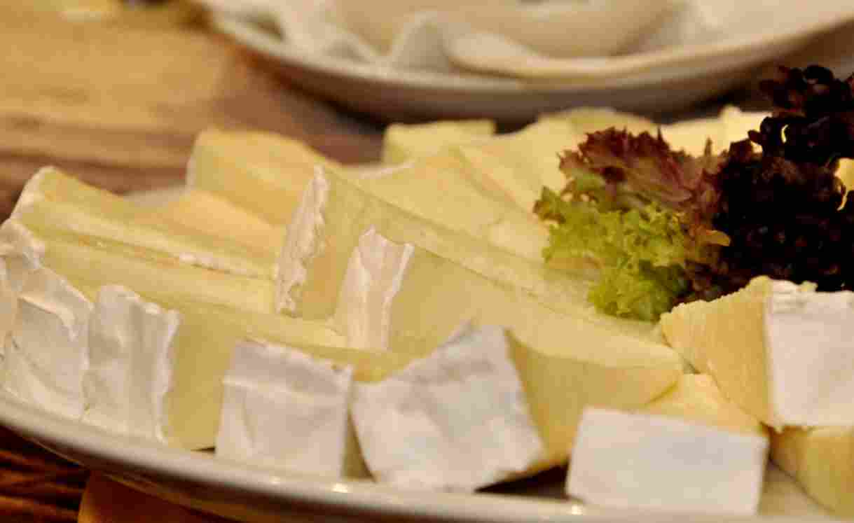 Ritiro prodotto, allarme listeria: richiamo per formaggio di una nota marca