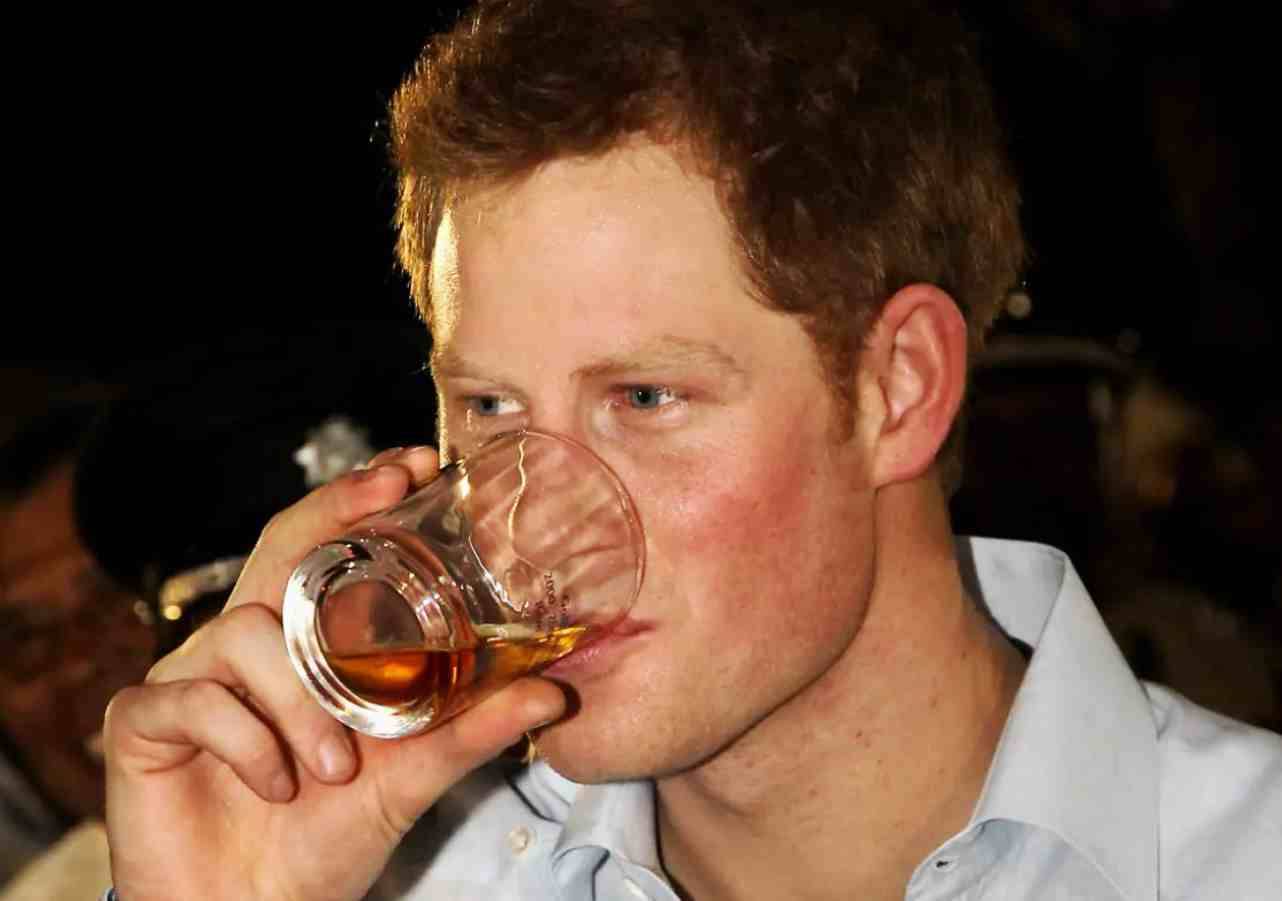 Principe Harry sorpreso a bere in un locale dopo la partenza di Meghan