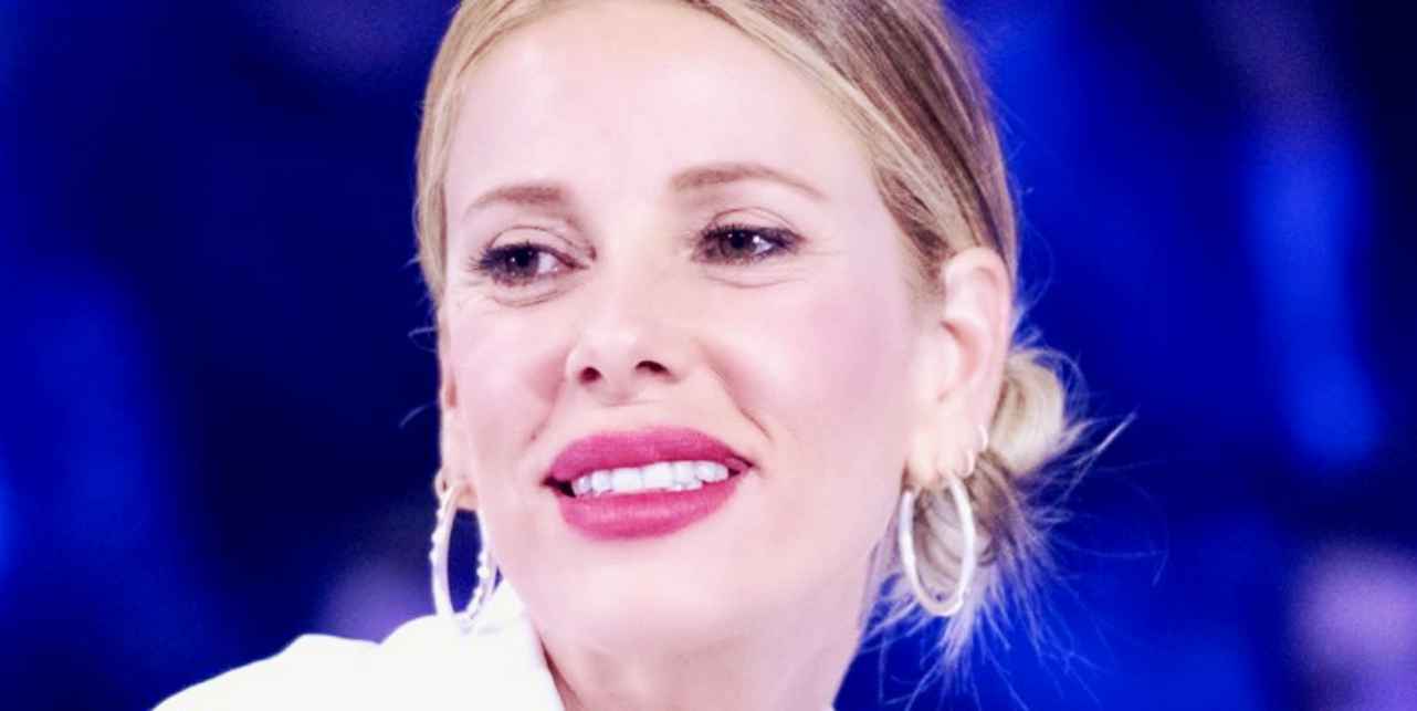 Alessia Marcuzzi, si piega col costume: si vede tutto