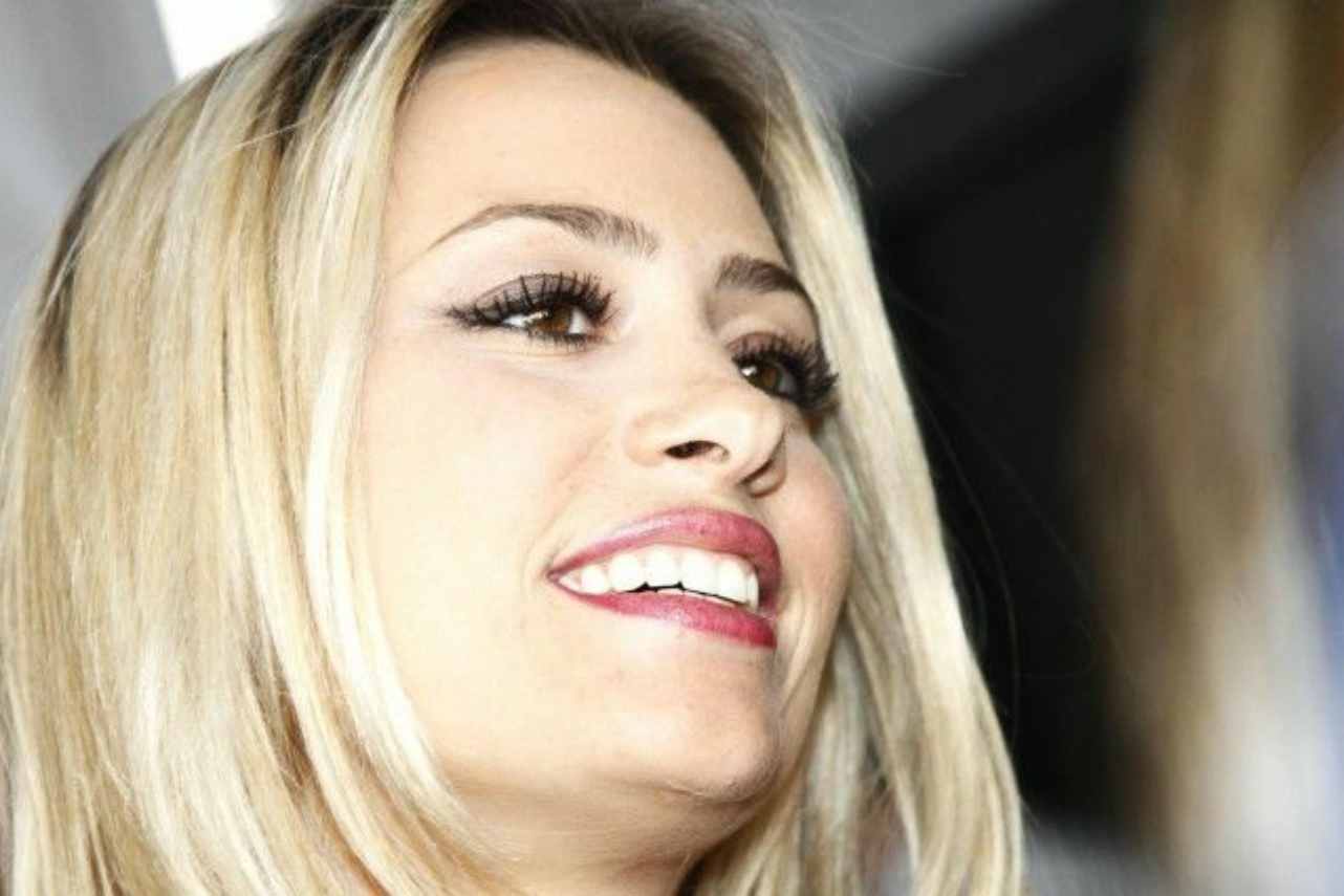 Martina Stella seduce i fan con i suoi scatti bollenti