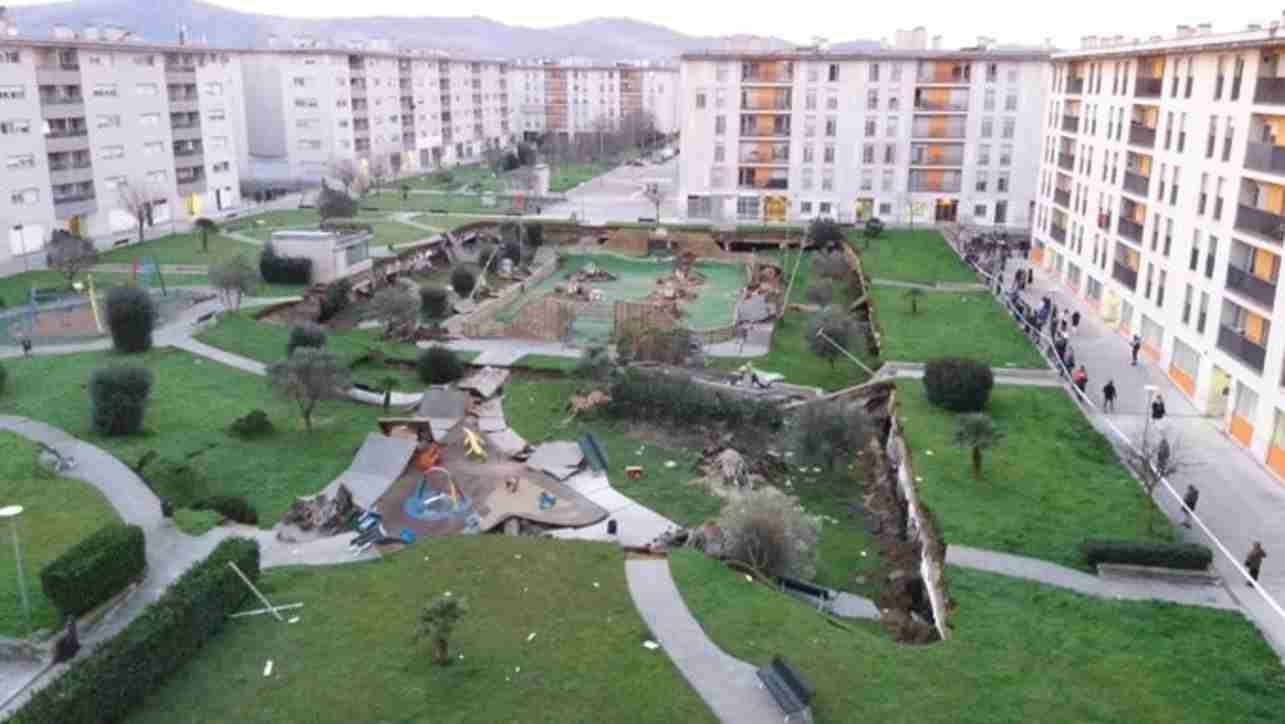 Spagna, crollo di un parco giochi su un parcheggio: vittime e superstiti
