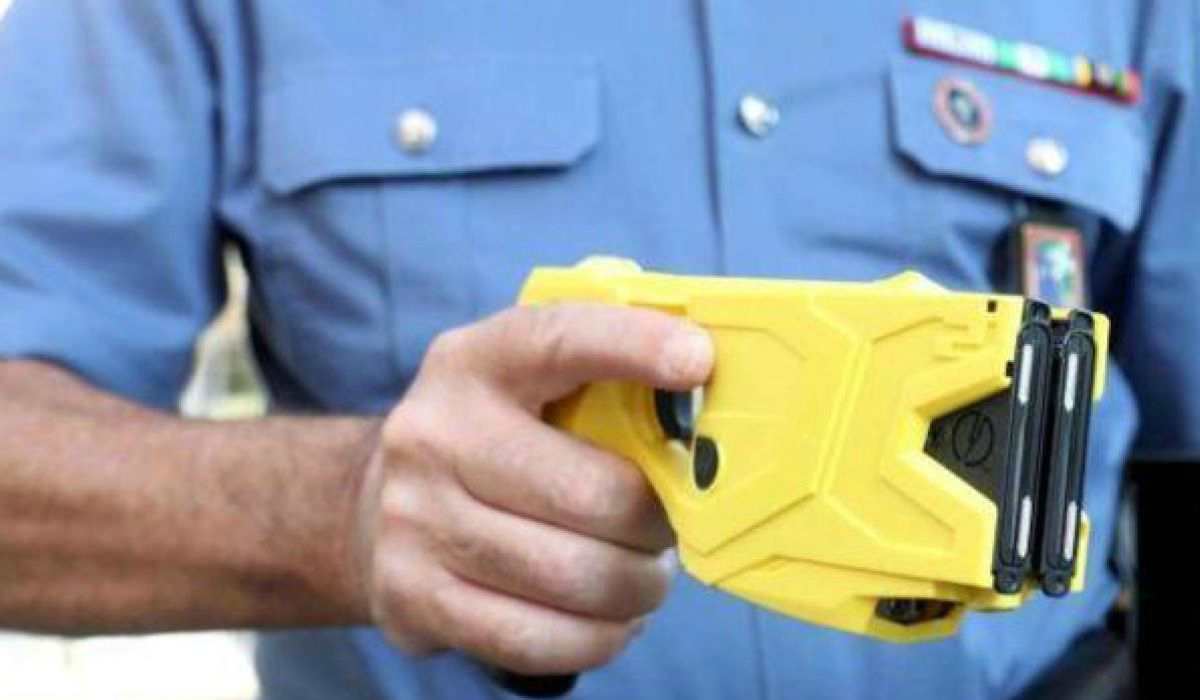 pistola taser