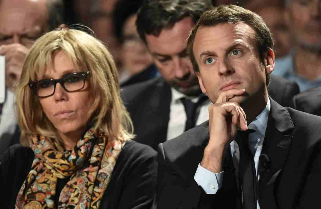 Parigi, contestazione dei militanti contro Macron e la moglie: tensione fuori dal teatro