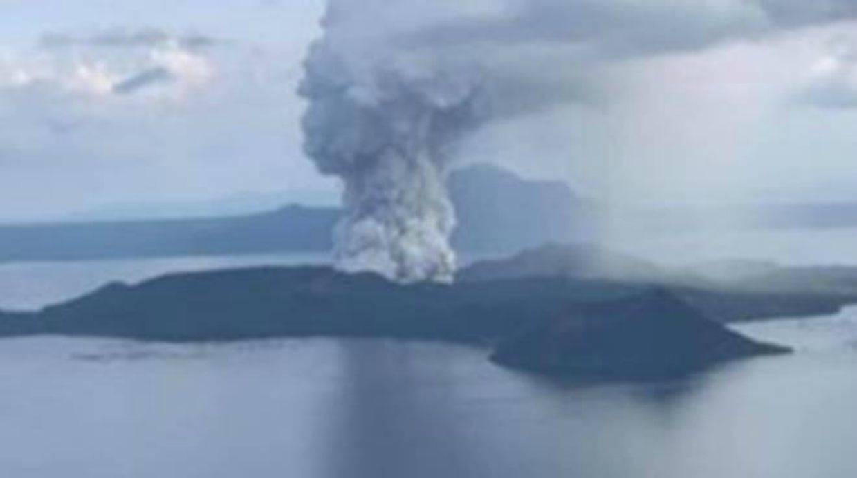 Filippine, la furia del vulcano Taal: evacuazioni tra lava e fulmini