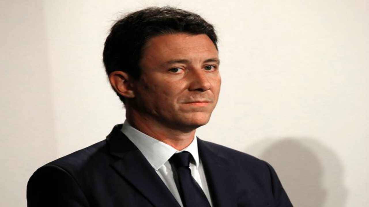 Parigi, candidato sindaco si ritira per i video intimi diffusi sul web: "Attacchi ignobili"