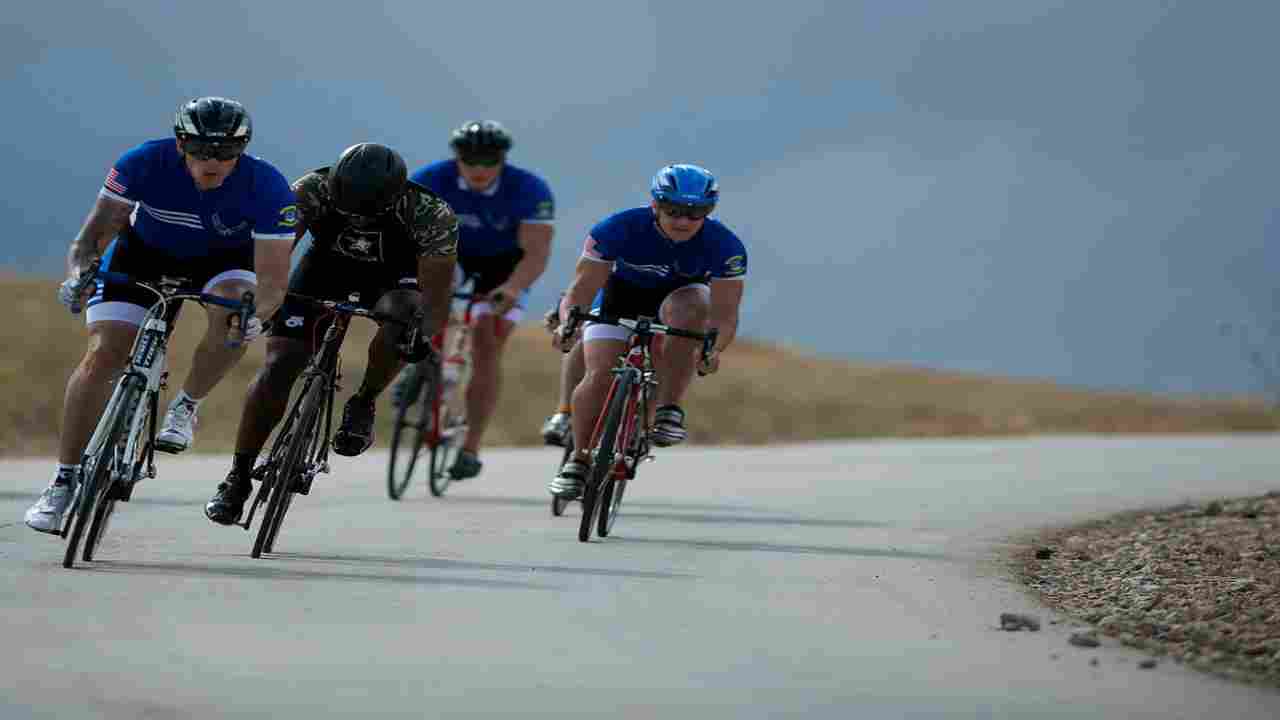 Coronavirus, tour degli Emirati fermato: due ciclisti positivi al test