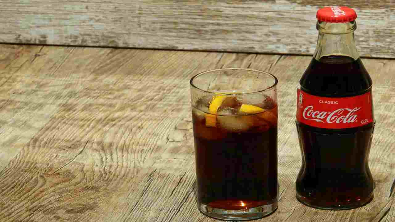 Ritiro Coca Cola dai supermercati: allarme per presenza di vetro nelle bottigliette