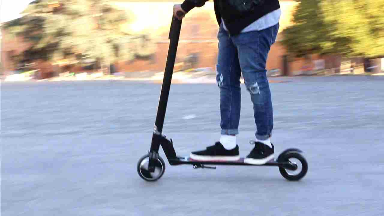 Monopattini elettrici, tutte le nuove regole: dal casco ai limiti di velocità