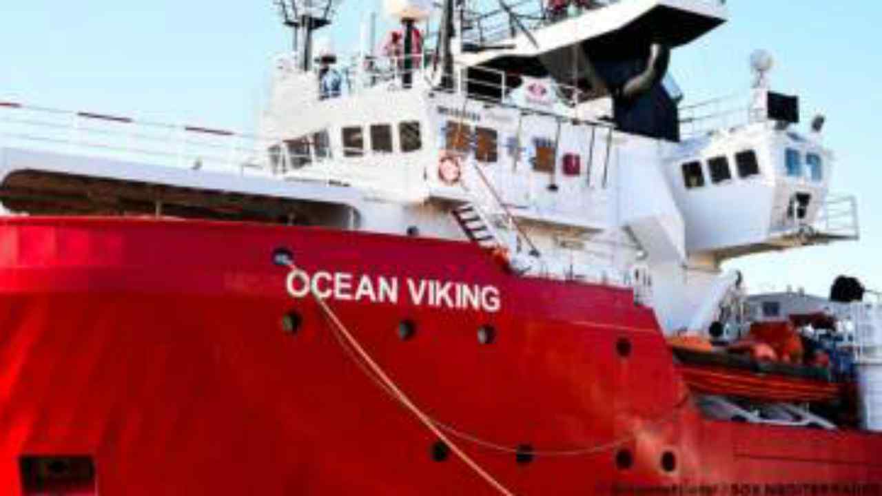 Ocean Viking, assegnato Pozzallo come porto sicuro: 274 migranti in arrivo alle ore 10