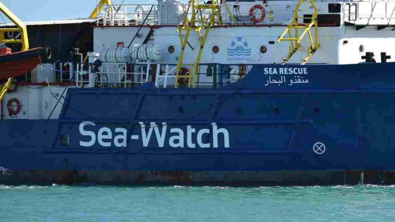 Sea Watch, 73 migranti soccorsi al largo del Mediterraneo: "Attendiamo un porto dove approdare"