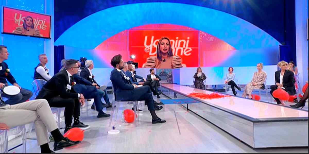 Dame e cavalieri nello studio televisivo di Uomini e Donne Over