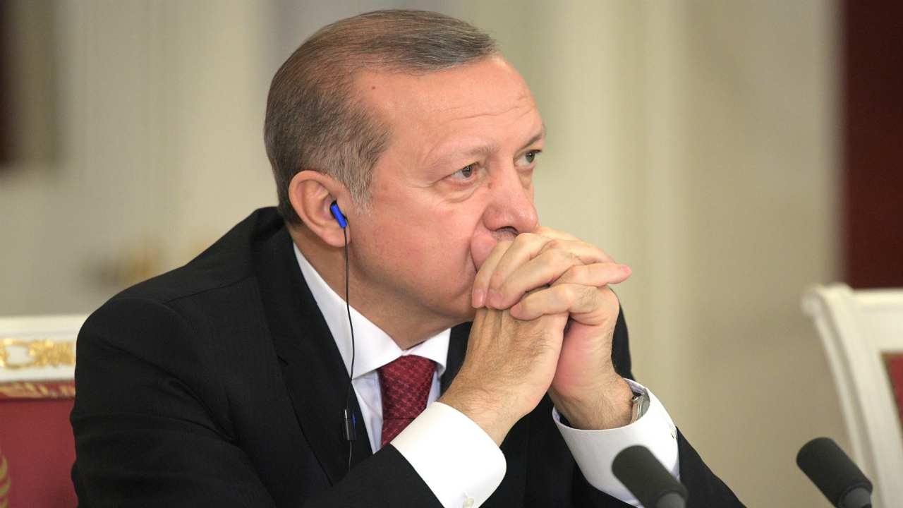 Profughi, braccio di ferro per entrare in Europa. Erdogan: "Fateli passare"