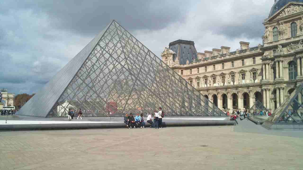 Louvre di Parigi chiude improvvisamente: la decisione dei dipendenti per l'allarme coronavirus