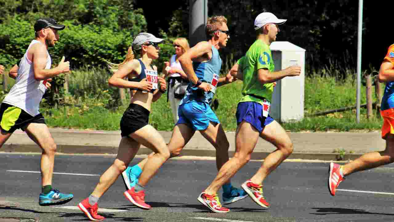 Coronavirus, si corre alle mezze maratone: calca di gente a Bristol e Liverpool