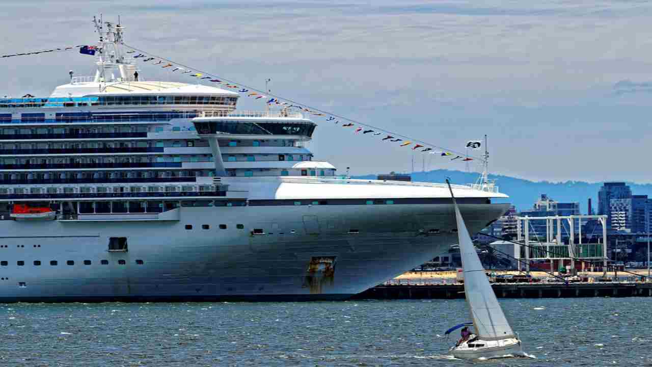 Napoli, nave in quarantena ferma nel porto per coronavirus: a bordo 125 persone