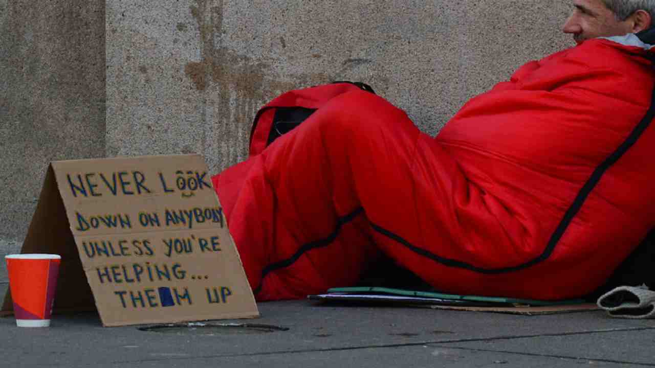 Senzatetto denunciato a Milano per aver violato il decreto sul coronavirus: "Non ha una casa"