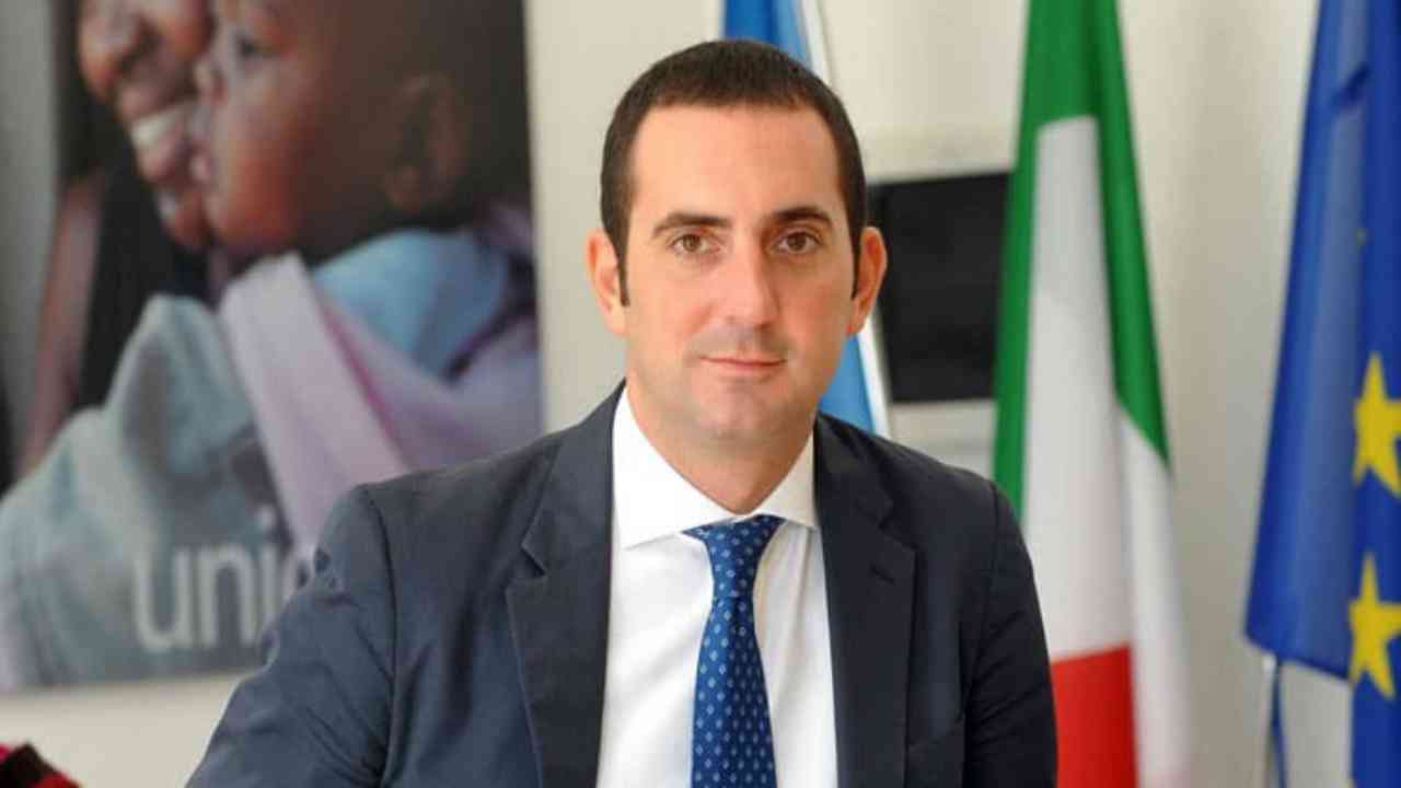 Vincenzo Spadafora, il Ministro dello Sport sbotta: "Valutiamo il divieto di fare attività all'aperto"