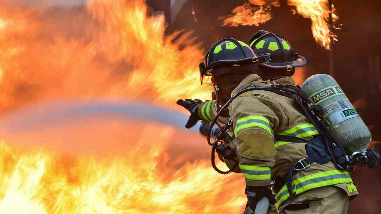 Coronavirus, Vigili del Fuoco in protesta: "Ci fanno lavorare senza protezioni"